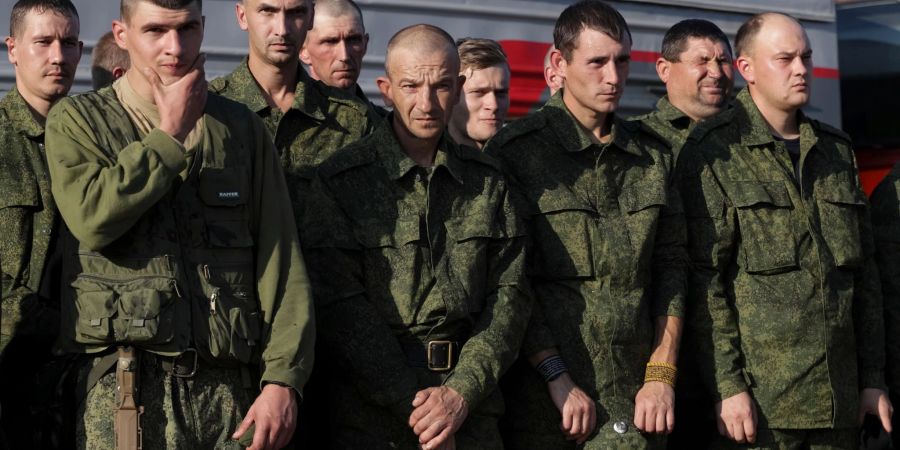 Russische Rekruten warten nach der Teilmobilmachung in der Region Wolgograd auf einen Zug.