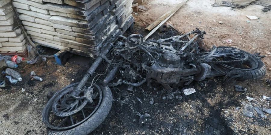 Verkohlte Überreste eines Motorrads bei Nablus