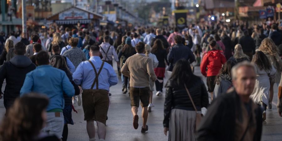 Zahlreiche Menschen spurteten heute Morgen aufs Oktoberfest.