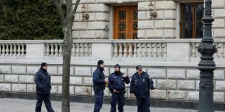 Meiste daneben - Russische Botschaft in Berlin mit Farbballons beworfen