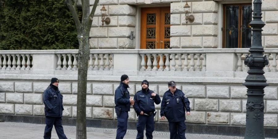 Polizisten vor russischer Botschaft in Berlin