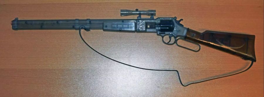 Darum ist auch dieses Spielzeuggewehr zum Jäger-Kostüm erlaubt.