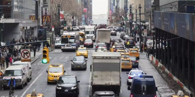 Dichter Verkehr auf der 42nd Street in Manhattan: Als erste US-Metropole will New York eine Fahrzeug-Maut einführen. Foto: Mary Altaffer/AP Manhattan New York Maut