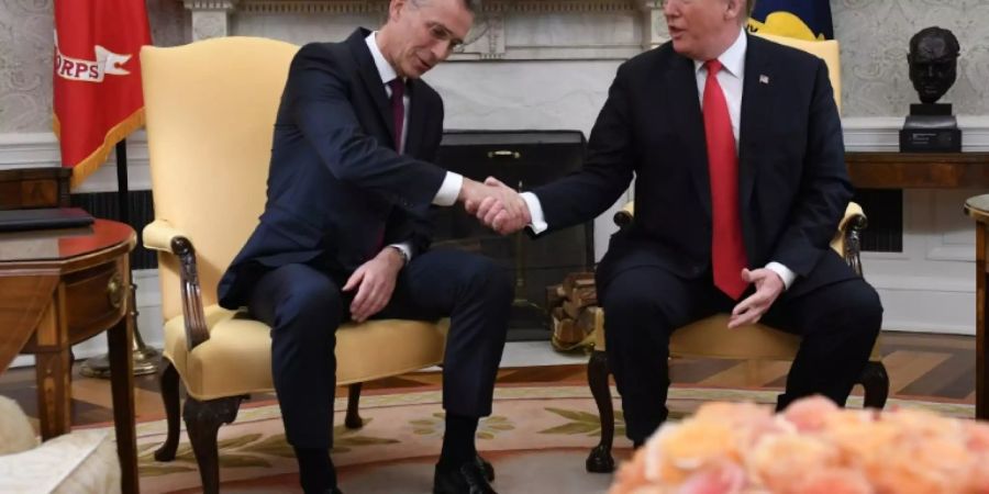 Stoltenberg (l.) und Trump in Washington