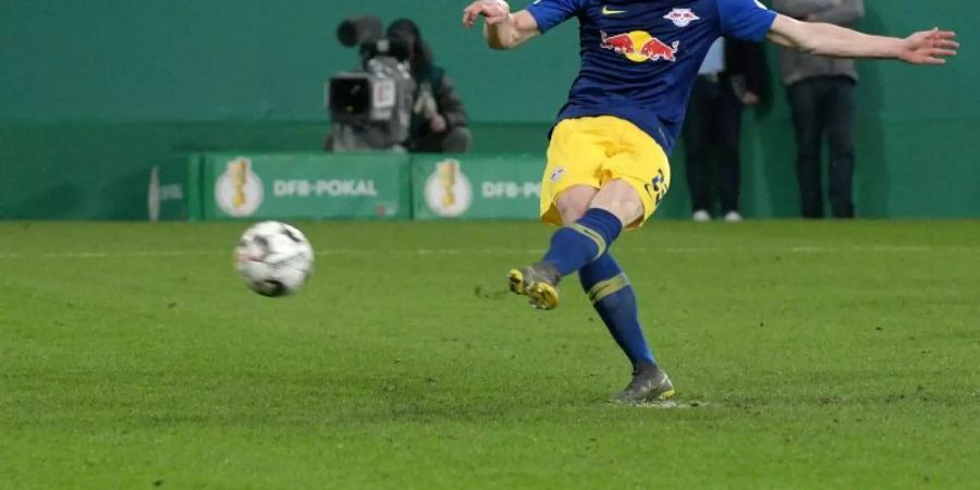 Marcel Halstenberg von Leipzig verwandelt einen Strafstoss zum 1:2. Foto: Stefan Puchner