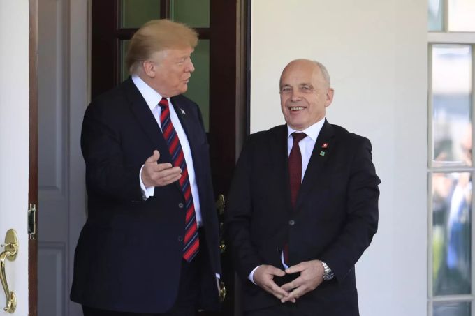 US-Präsident Donald Trump begrüsst Ueli Maurer vor dem Weissen Haus. sdf