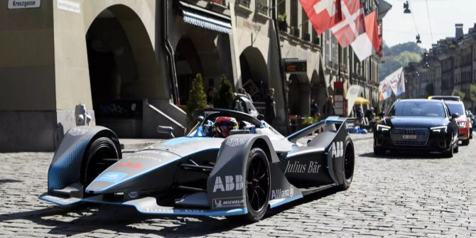 Formel E-Bolide in Berns Altstadt.