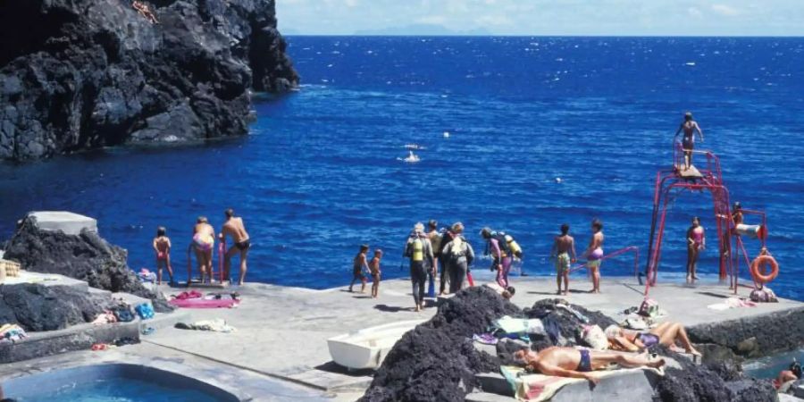 Die «Blumeninsel»: Urlauber an einem Pool am Atlantik bei Canico de Baixo auf Madeira. Foto: Phil Wood/R3507_APA_Publication