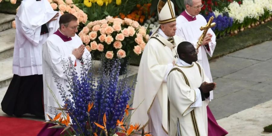 Der Papst während der Messe auf Petersplatz