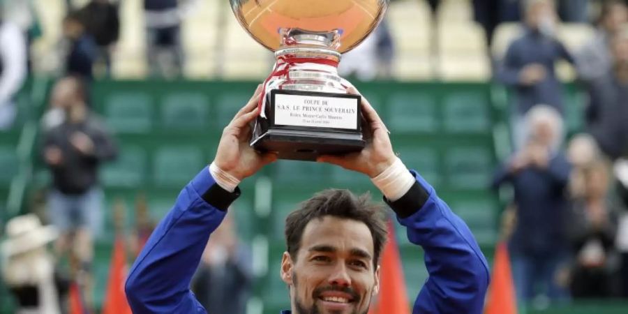 Sieger Fabio Fognini aus Italien hält die Trophäe. Foto: Claude Paris/AP