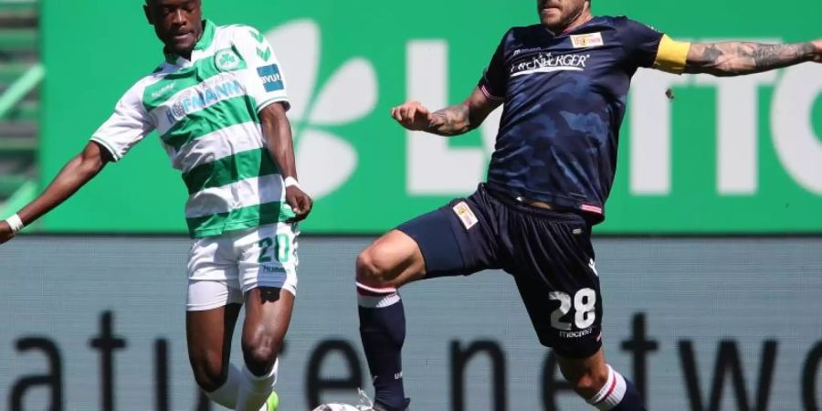 Der Fürther David Atanga (l) und Christopher Trimmel von Union Berlin im Duell. Foto: Daniel Karmann