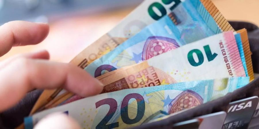 Eine Frau zählt ihr Geld. Foto: Monika Skolimowska/Illustration