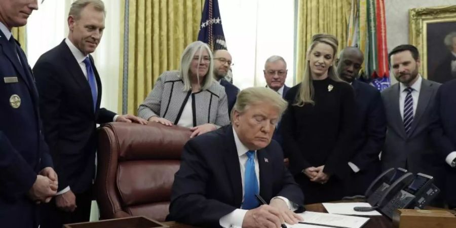 US-Präsident Donald Trump unterzeichnet das «Space Policy Directive 4» im Oval Office des Weissen Hauses. Foto: Evan Vucci/AP