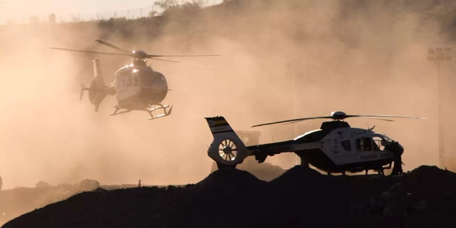 Zwei Helikopter.