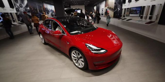 Tesla hat Mühe, seine Fahrzeuge ins Ausland zu verschiffen. Elektroauto Tesla 3