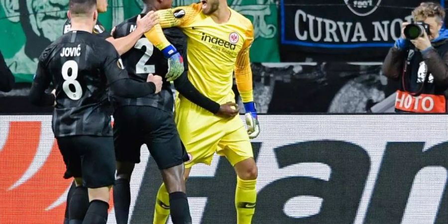 Eintracht-Keeper Kevin Trapp wird nach seinem gehaltenen Elfmeter gegen Inter gefeiert. Foto: Uwe Anspach