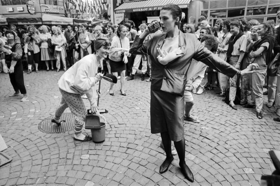 Ein Strassentheater in Lausanne mit Frauen in der Rolle der Hausfrau und der Businessfrau anlässlich des Frauenstreiks.