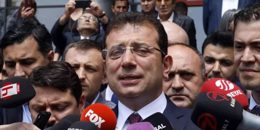 Wahlsieger Ekrem Imamoglu spricht zu Medienvertretern. Foto: Burhan Ozbilici/AP