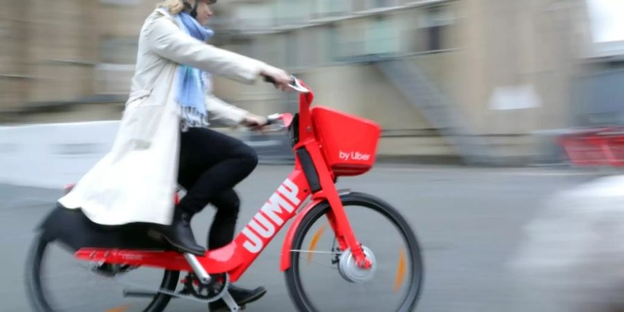 Frau auf einem Jump-Fahrrad von Uber