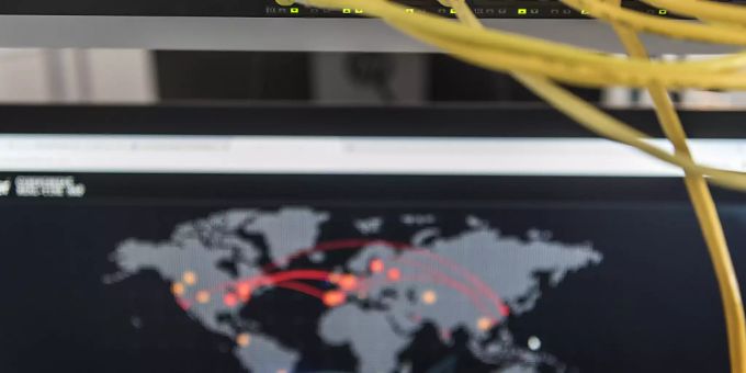 Die Telefon- und Internetüberwachung ist aus Sicht der Finanzkontrolle nützlich bei der Aufklärung von Straftaten. Weil die Massnahmen teuer sind, könnten die Strafverfolgungsbehörden aber zunehmend darauf verzichten. (Symbolbild) Die Telefon- und Internetüberwachung ist aus Sicht der Finanzkontrolle nützlich bei der Aufklärung von Straftaten. Weil die Massnahmen teuer sind, könnten die Strafverfolgungsbehörden aber zunehmend darauf verzichten. (Symbolbild)