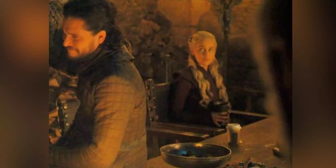 Vor Drachen-Mami Dani steht in einer «Game of Thrones»-Szene ein Pappbecher von Starbucks. game of thrones/staffel 8