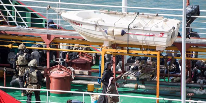 Bewaffnete Soldaten an Bord des türkischen Öltankers «El Hiblu 1» am 28. März in Valletta, Malta. Das Schiff wurde zuvor von Migranten gekapert. Malta