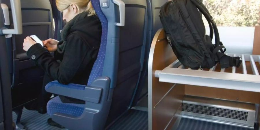 Die Deutsche Bahn investiert 48 Millionen Euro in die Ausstattung ihrer Intercity-Züge mit kostenlosem WLAN und neuen Polstern. Das teilte der Konzern am Dienstag in Berlin mit. Foto: Friso Gentsch