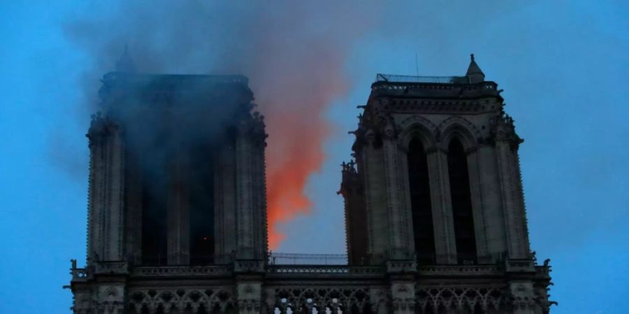 Feuer schlägt aus der Kathedrale Notre-Dame