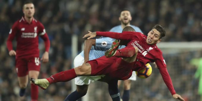 Roberto Firmino vom FC Liverpool im Zweikampf mit Fernandinho von Manchester City. Premier League 2018/19