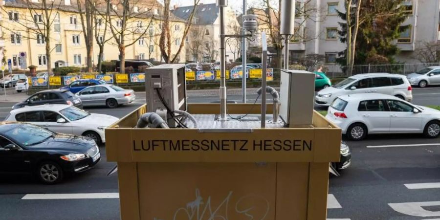 Autos fahren an einer Luftmessstation in der Schiersteiner Strasse in Wiesbaden vorbei, der am stärksten belasteten Stadteinfahrt der hessischen Landeshauptstadt. Foto: Silas Stein