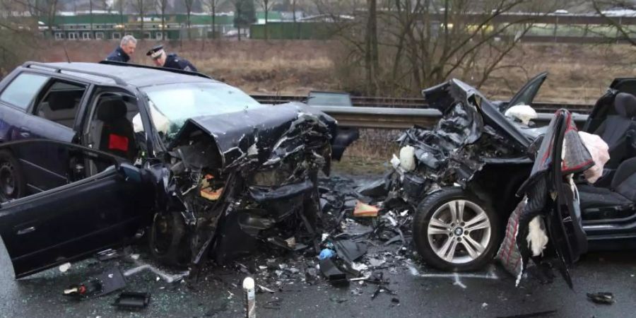 Bei einem Frontalzusammenstoss zweier Autos sind im Sauerland drei Menschen gestorben. Foto: Berthold Stamm