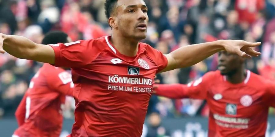 Der Mainzer Karim Onisiwo feiert seinen Treffer zum 1:0. Foto: Torsten Silz