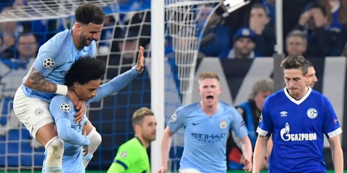 Manchester City Spieler feiern das 2:2 von Leroy Sané. Manchester City Leroy Sané