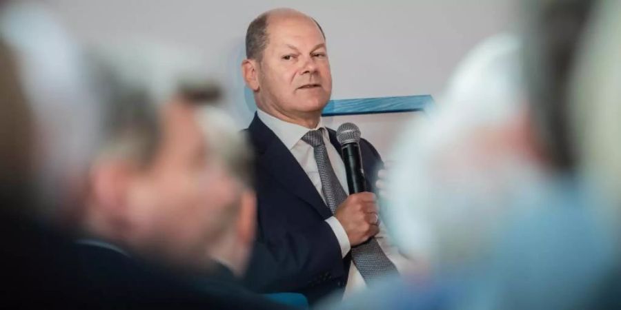 Finanzminister Olaf Scholz spricht bei einer Diskussion zur Grundsteuer mit Haus- und Grundstückseigentümern. Foto: Michael Kappeler