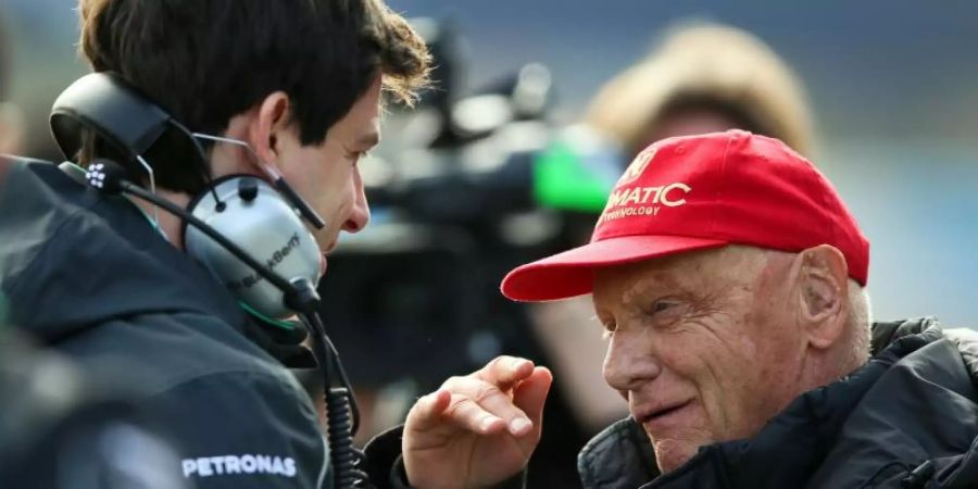 Mercedes-Teamchef Toto Wolff (l) bezeichnet Niki Lauda als «Aussenminister» der Silberpfeile. Foto: Jens Buettner