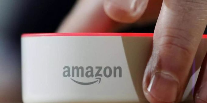 Es soll ein Armband mit der Assistenzsoftware Alexa entwickelt werden, das Emotionen von Nutzern erkennen und auf sie eingehen kann. Foto: Elaine Thompson/AP Es soll ein Armband mit der Assistenzsoftware Alexa entwickelt werden, das Emotionen von Nutzern erkennen und auf sie eingehen kann. Foto: Elaine Thompson/AP