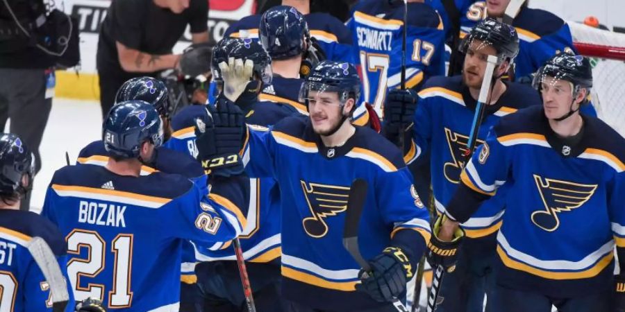 Die Spieler der St. Louis Blues feiern den Sieg gegen die San Jose Sharks. Foto: Richard Ulreich/CSM via ZUMA Wire