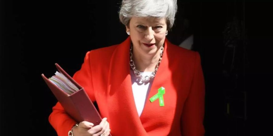 Theresa May vor der Tür von Downing Street 10. Auch innerparteilich steht die Premierministerin stark unter Druck. Foto: Stefan Rousseau/PA Wire