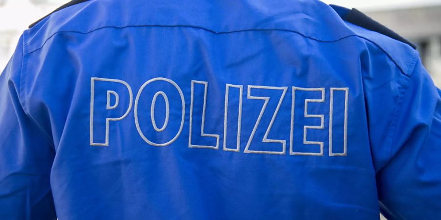 Eine Frau ist in Kreuzlingen TG auf einen falschen Polizisten hereingefallen und hat ihm Schmuck und Bargeld im Wert von über 150'000 Franken übergeben.
Archivbild