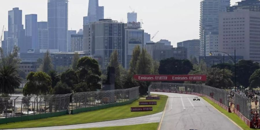 Formel-1-Autos fahren auf dem Albert Park Grand Prix Circuit. Die Rennserie ringt um ihren Fortbestand. Foto: Andy Brownhbill/AP