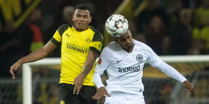 BVB-Verteidiger Manuel Akanji (links) im Zweikampf gegen Eintracht Frankfurt. Manuel Akanji BVB