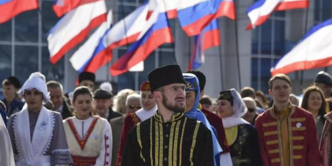 Russland feiert: Kundgebung anlässlich des fünften Jahrestages des Referendums über die Wiedervereinigung mit der Krim in Simferopol. Foto: Alexey Malgavko Russland feiert: Kundgebung anlässlich des fünften Jahrestages des Referendums über die Wiedervereinigung mit der Krim in Simferopol. Foto: Alexey Malgavko