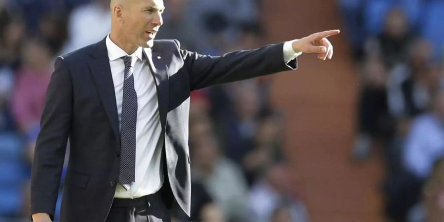 Steht wieder an der Seitenlinie und gestikuliert: Real Madrids Trainer Zinedine Zidane. Foto: Paul White/AP