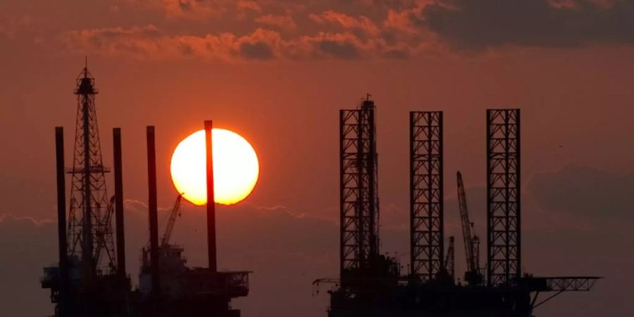Louisiana: Bohrtürme im Abendlicht