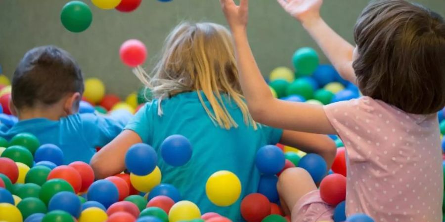 Ein- bis Zweijährige sollen sich mindestens drei Stunden am Tag bewegen, empfiehlt die WHO. Foto: Friso Gentsch