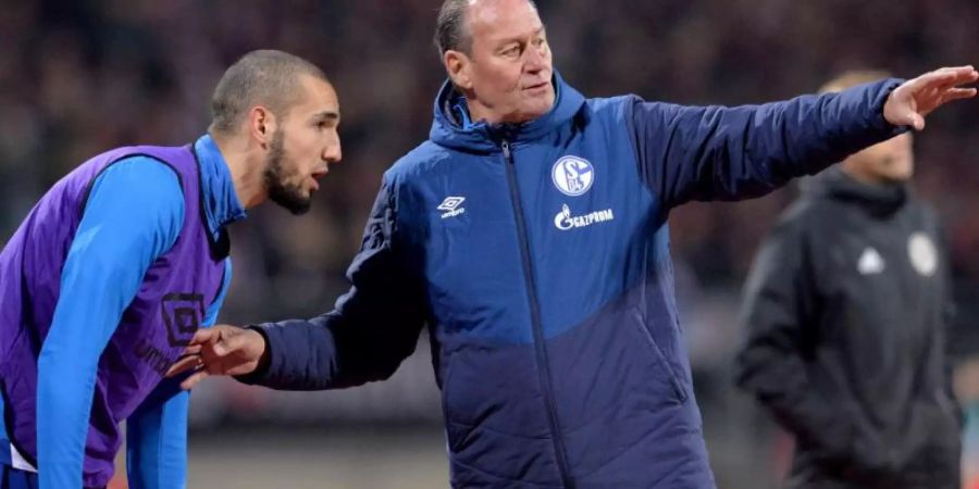 Wurde von Schalke-Coach Stevens (r) wieder degradiert: Nabil Bentaleb. Foto: Timm Schamberger