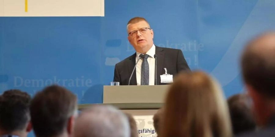 Thomas Haldenwang, Präsident des Bundesamtes für Verfassungsschutz, attestiert dem Rechtsextremismus in Deutschland eine neue Dynamik. Foto: Wolfgang Kumm