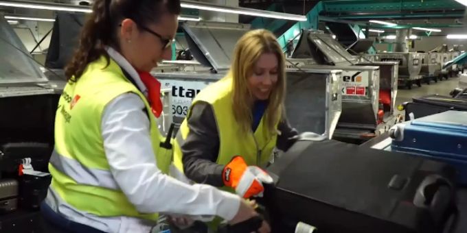 «Sara machts» - Das passiert mit Ihrem Koffer am Flughafen Zürich
