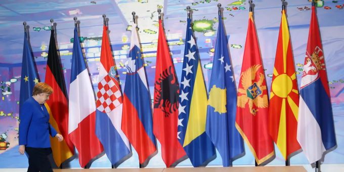 Bundeskanzlerin Angela Merkel läuft am 29.04.19 am Westbalkantreffen in Berlin an Flaggen vom Kosovo Belgrad und anderen vorbei. Kosovo Belgrad