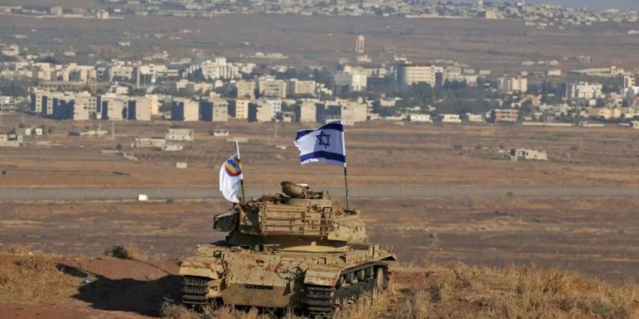 Israelische Flagge auf Panzerwrack auf dem Golan